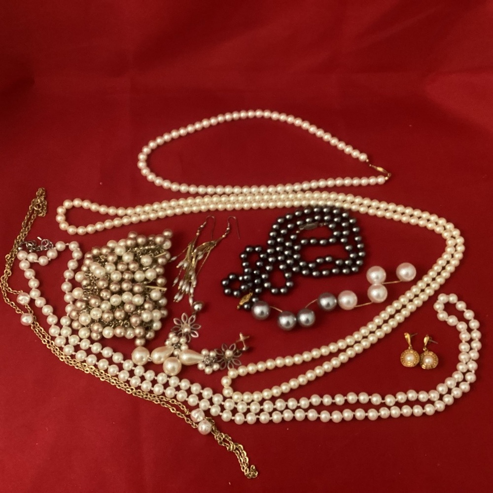 436 grams of faux pearls jewelry